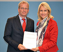 Übergabe des Altenberichts an Bundesseniorenministerin Manuela Schwesig. Foto: BMFSFJ Übergabe des Altenberichts an Bundesseniorenministerin Manuela Schwesig. Foto: BMFSFJ