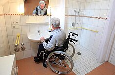 Altersgerechtes Badezimmer (Foto: KfW) Altersgerechtes Badezimmer (Foto: KfW)