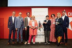 Preisverleihung des Deutschen Pflegepreises 2022 Verleihung des Deutschen Pflegepreises, Menschen posieren für Foto