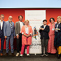 Preisverleihung des Deutschen Pflegepreises 2022 Verleihung des Deutschen Pflegepreises, Menschen posieren für Foto
